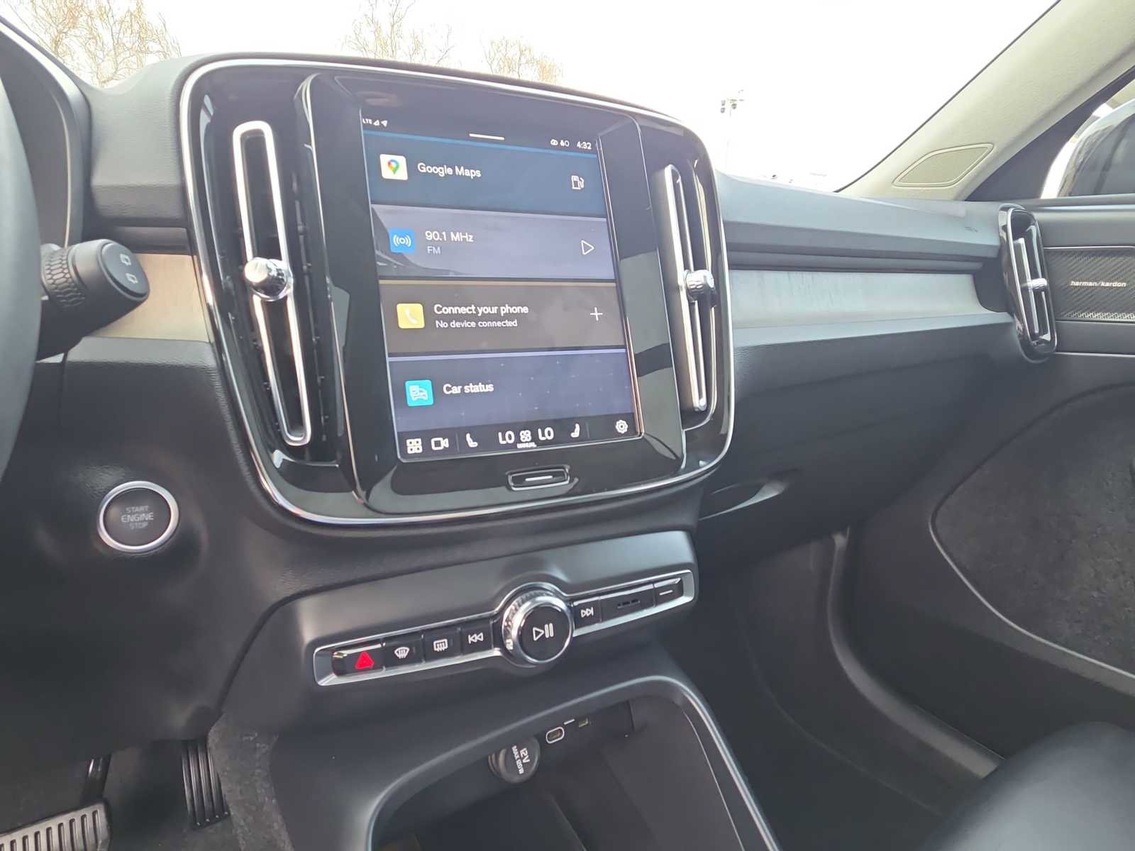 Used 2023 Volvo XC40 B4 Ultimate image 21