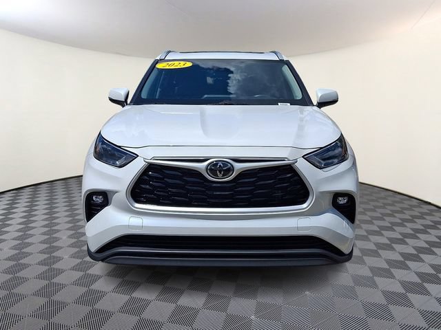 Used 2023 Toyota Highlander XLE FWD image 2