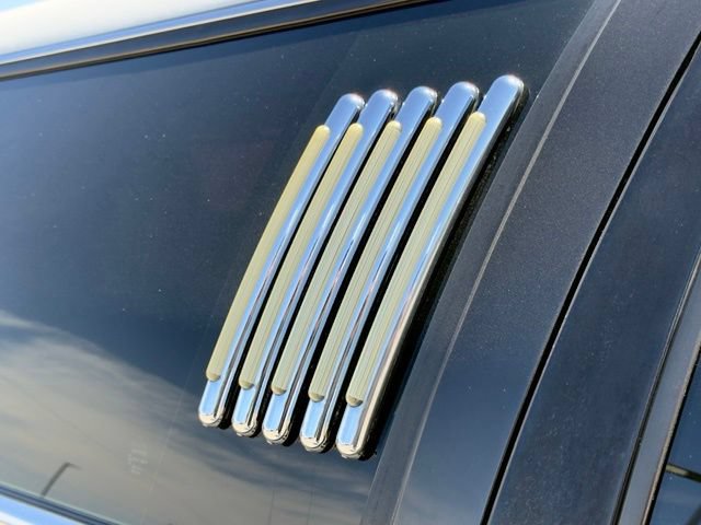 Used 2002 Lincoln Town Car Executive RWD image 25