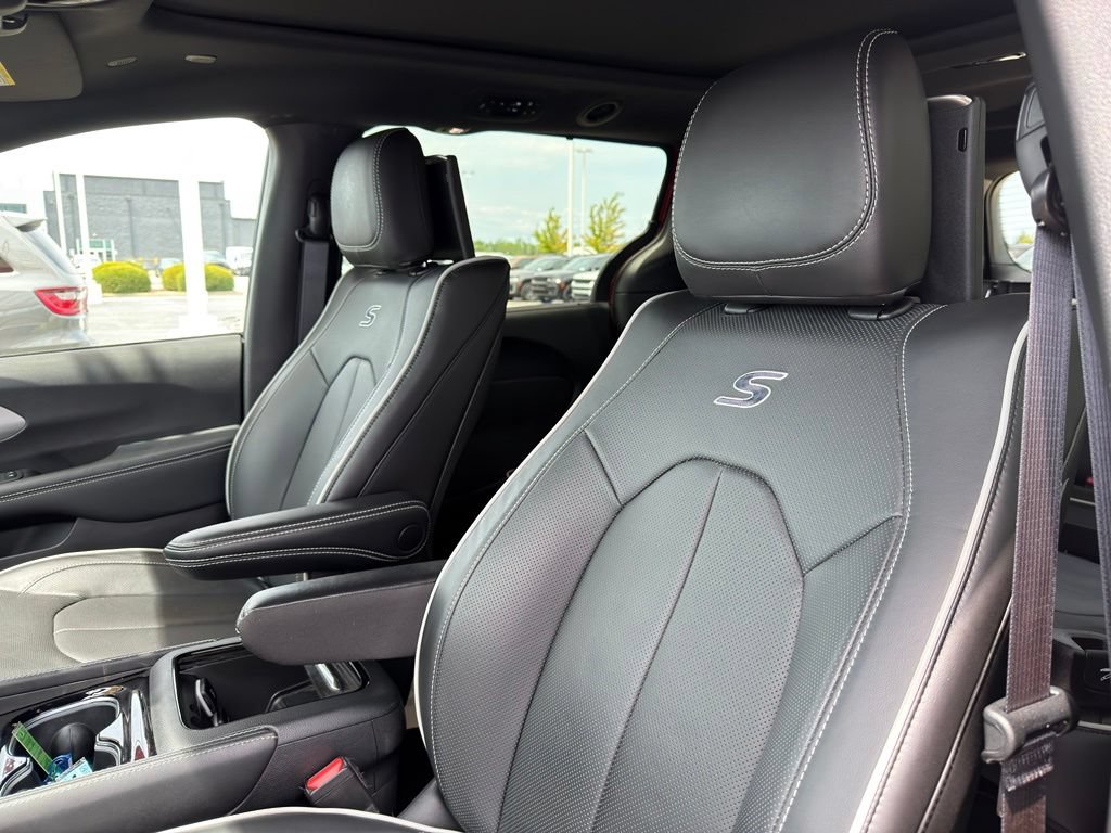 Used 2025 Chrysler Pacifica Limited w/ Uconnect Theater Family Group AWD/4WD image 14