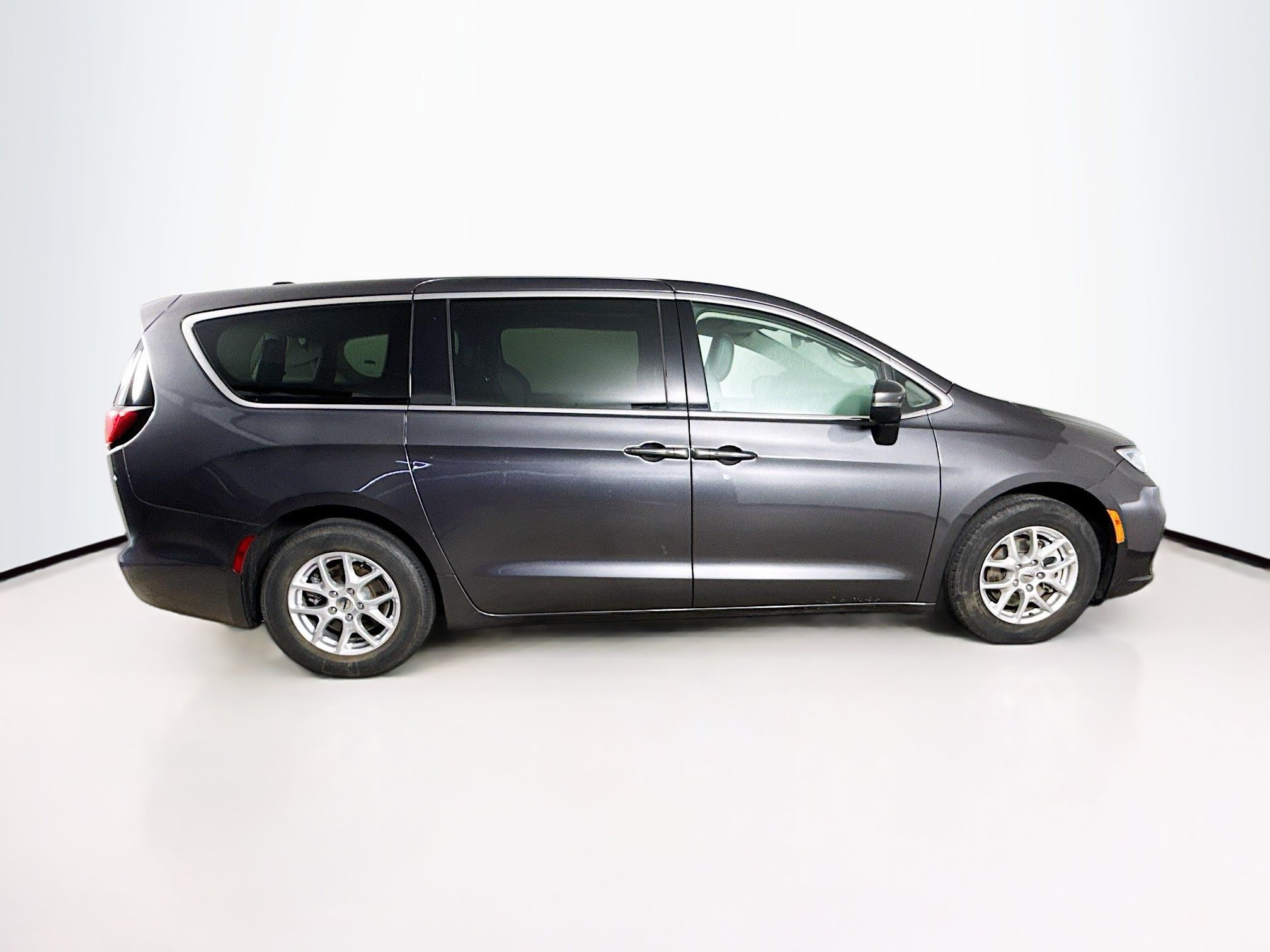 Used 2023 Chrysler Pacifica Touring-L FWD image 2