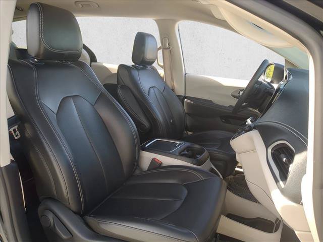 Used 2023 Chrysler Pacifica Touring-L FWD image 22