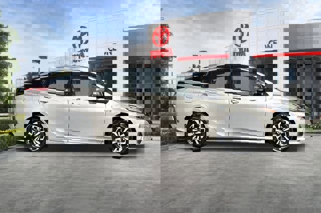 Used 2019 Toyota Prius Prime Premium image 3