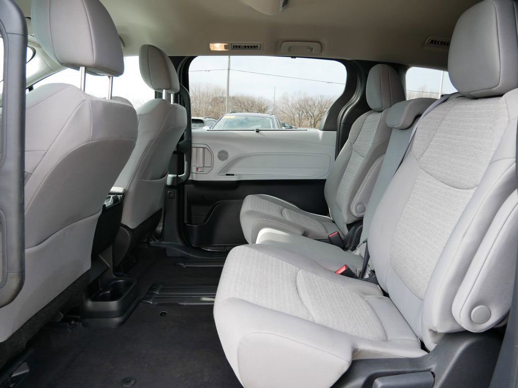 Used 2025 Toyota Sienna LE FWD image 14