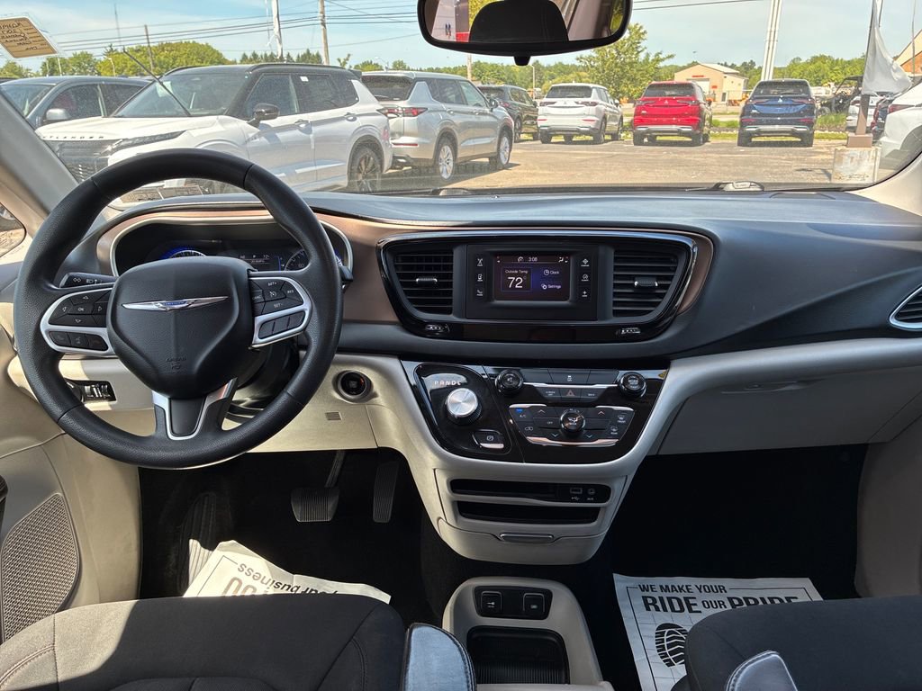 Used 2017 Chrysler Pacifica Touring FWD image 20