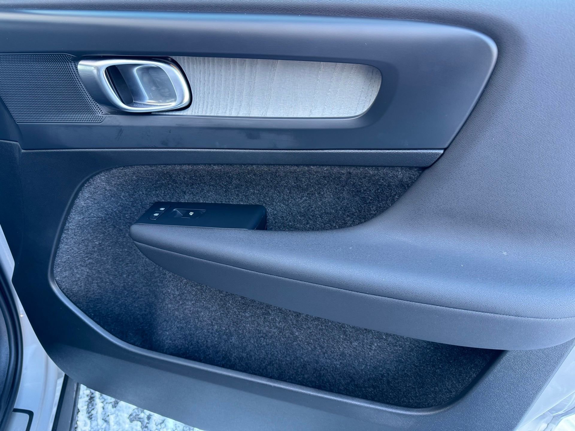 Used 2024 Volvo XC40 B5 Plus image 12