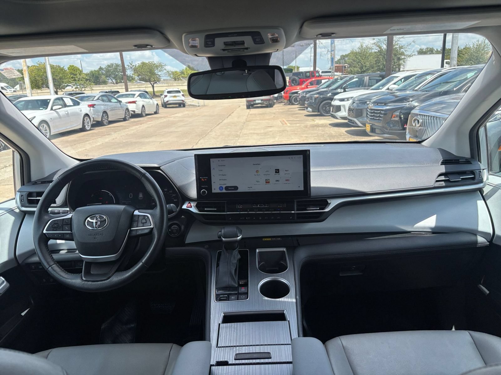 Used 2025 Toyota Sienna XLE FWD image 35