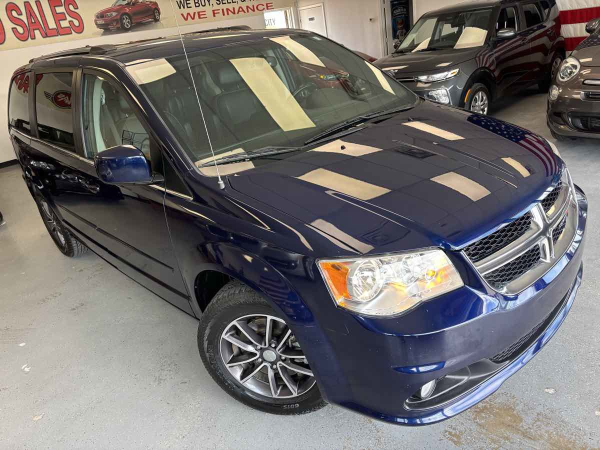 Used 2017 Dodge Grand Caravan SXT image 8