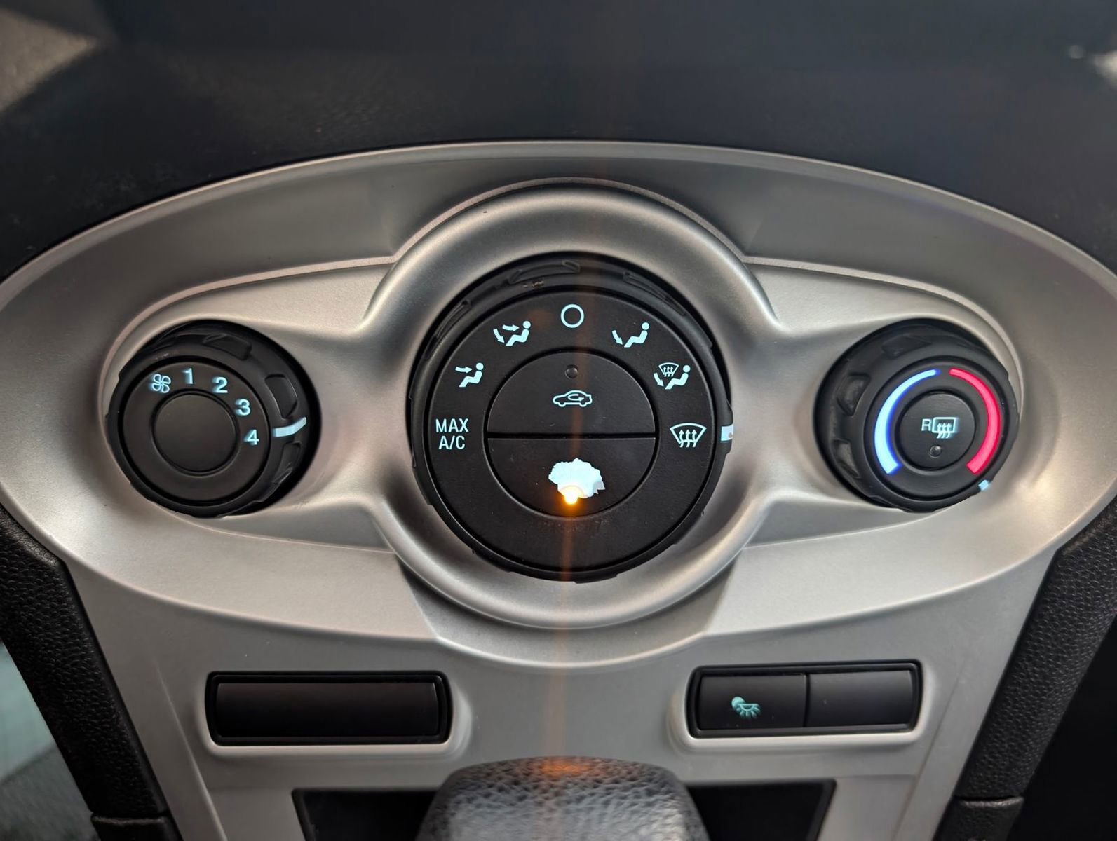 Used 2016 Ford Fiesta SE image 17