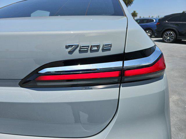 New 2025 BMW 750e xDrive w/ Premium Package image 35