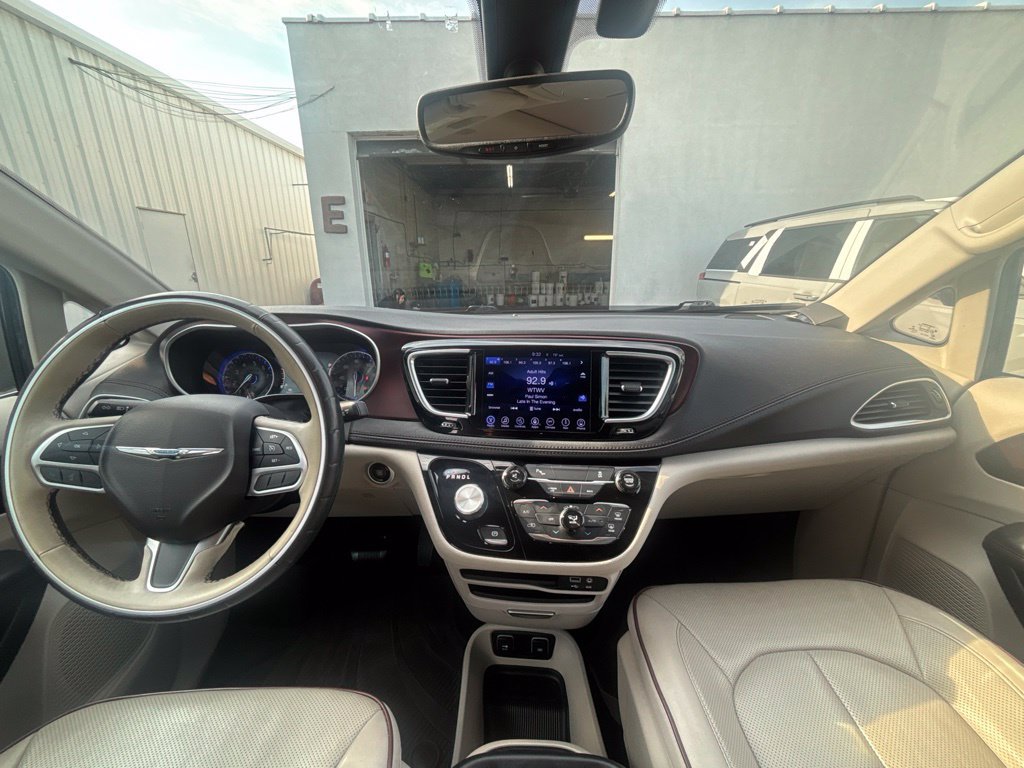 Used 2017 Chrysler Pacifica Limited w/ Tire & Wheel Group FWD image 18