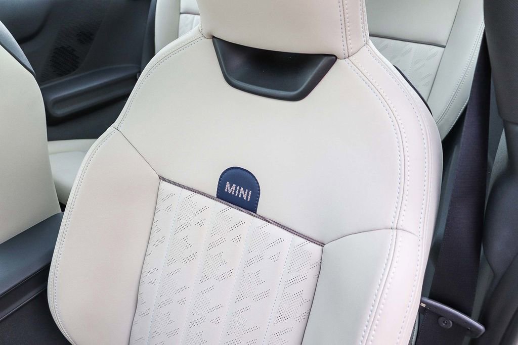 Used 2025 MINI Cooper 2-Door Hardtop image 29