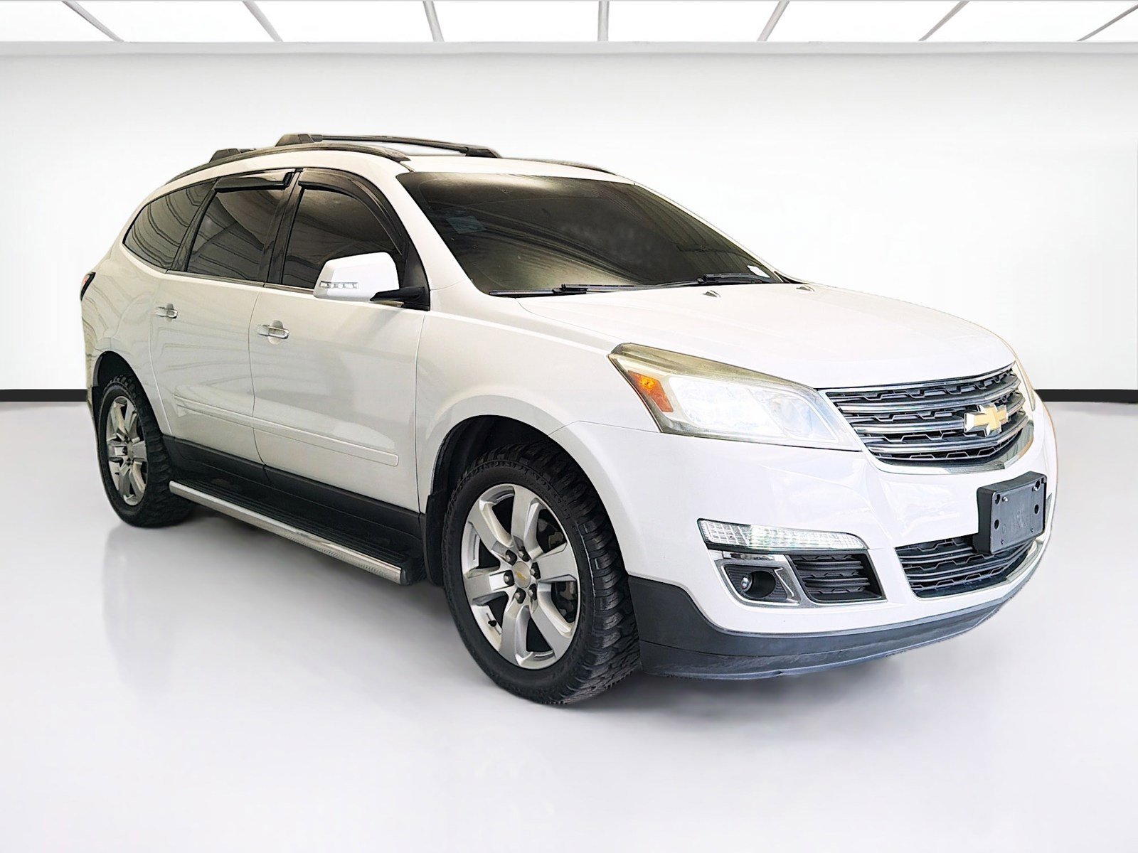 Used 2017 Chevrolet Traverse LT w/ Style and Technology Package FWD image 3