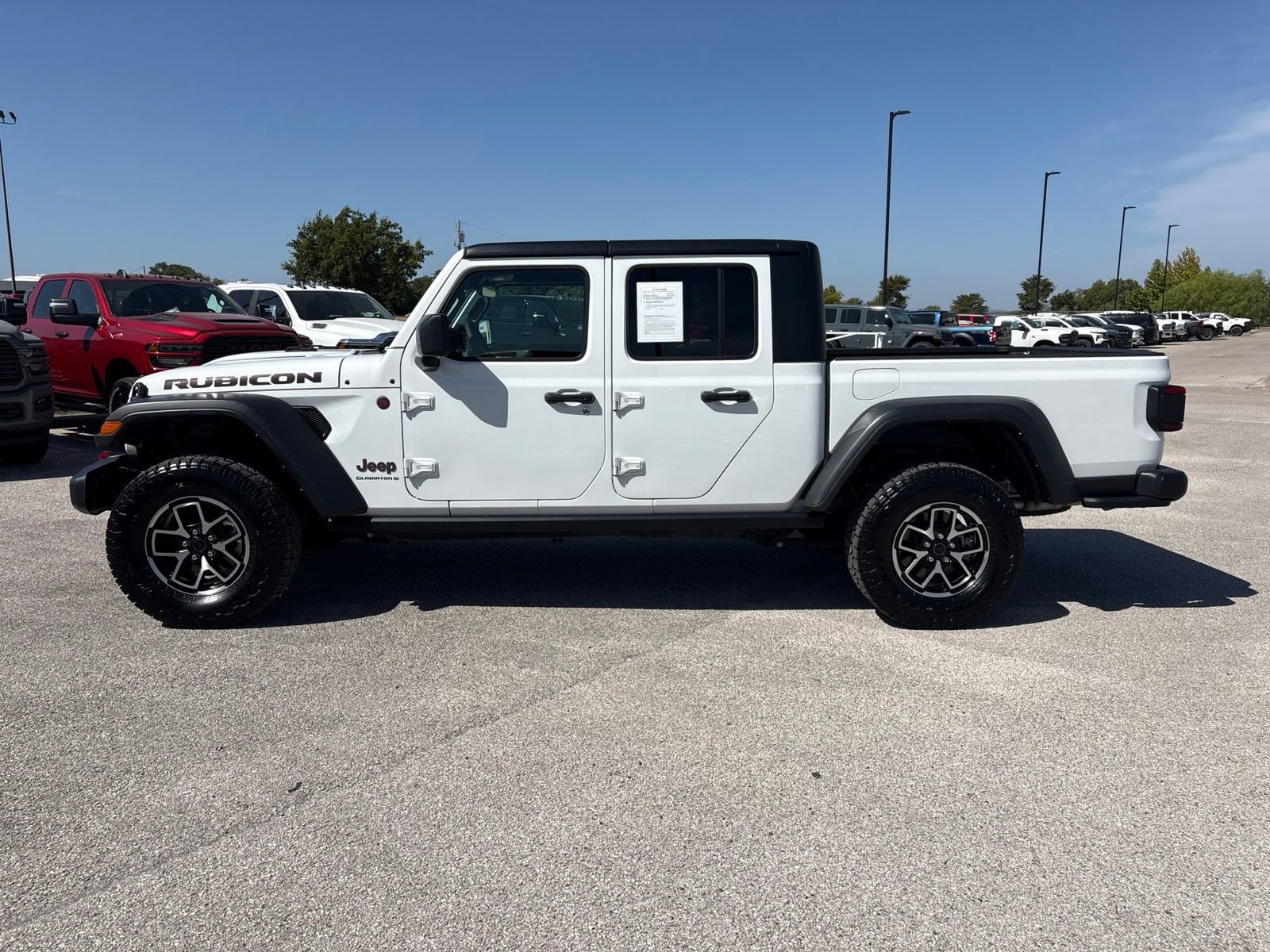 Used 2024 Jeep Gladiator Rubicon w/ Technology Group AWD/4WD image 2