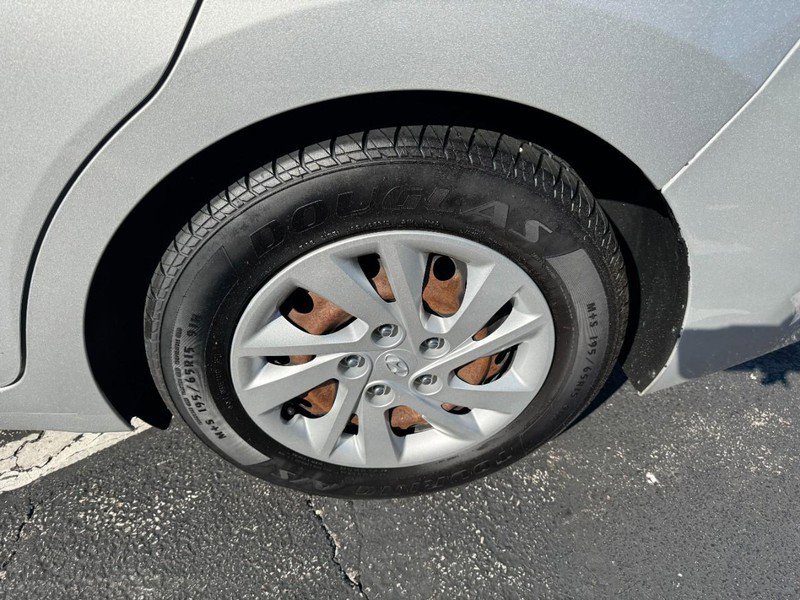 Used 2017 Hyundai Elantra SE image 7