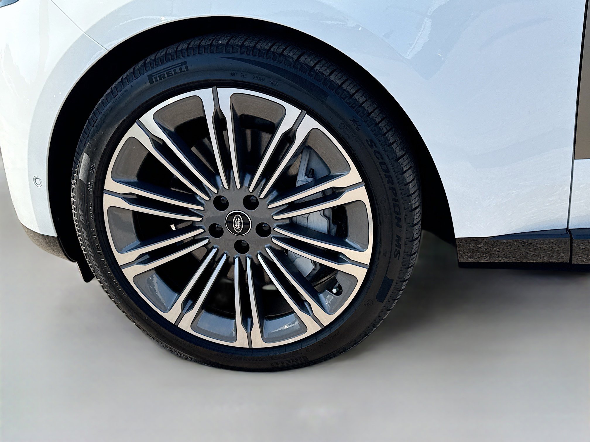 Used 2025 Land Rover Range Rover SE image 42