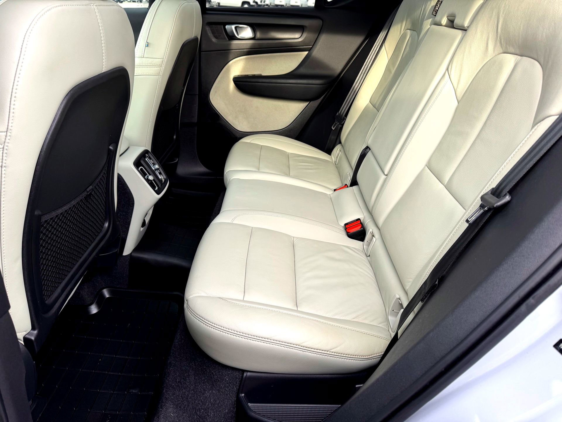 Used 2022 Volvo XC40 T5 Momentum w/ Premium Package image 17