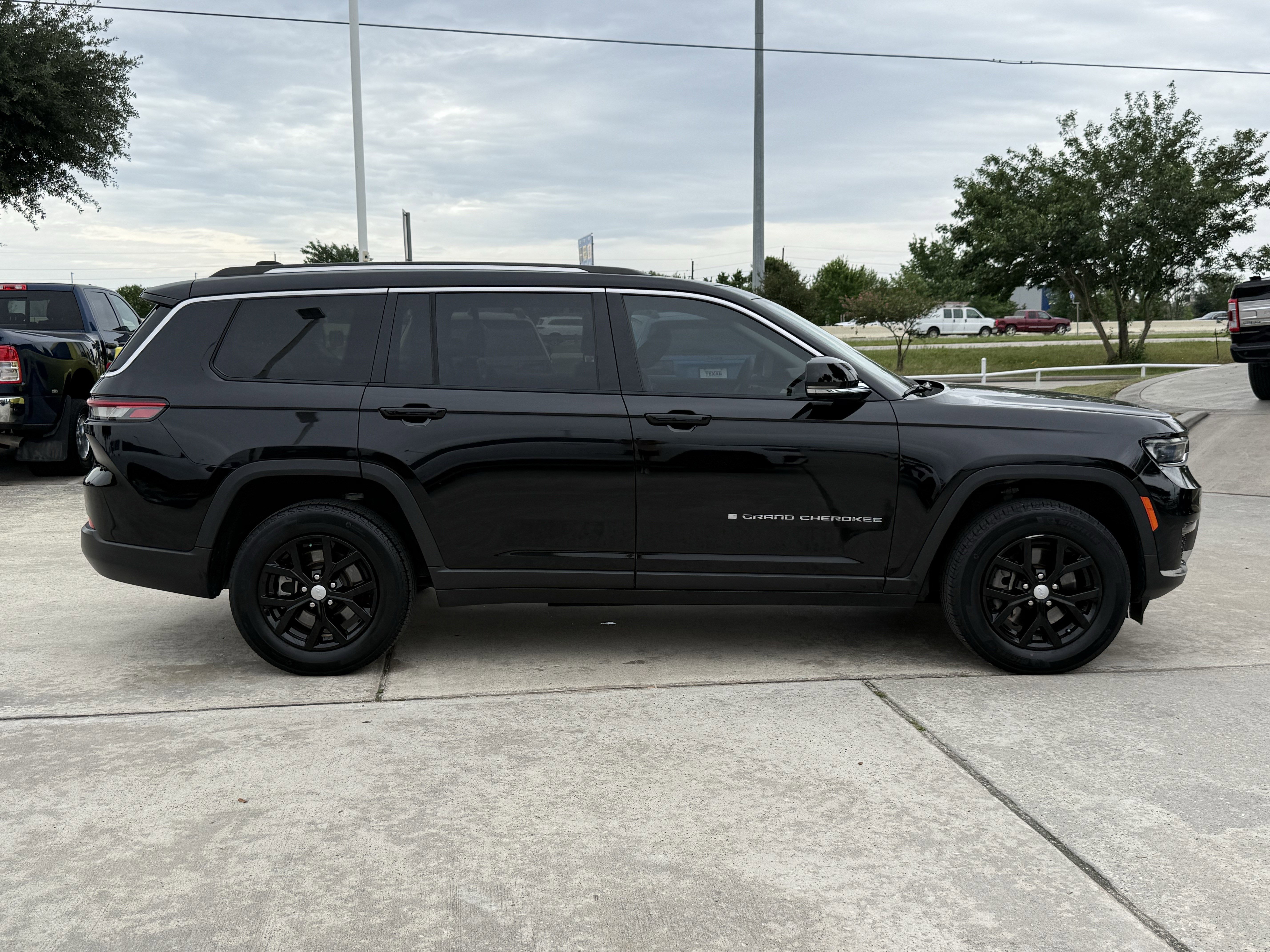 Used 2023 Jeep Grand Cherokee L Limited w/ Trailer Tow Group (B) image 3