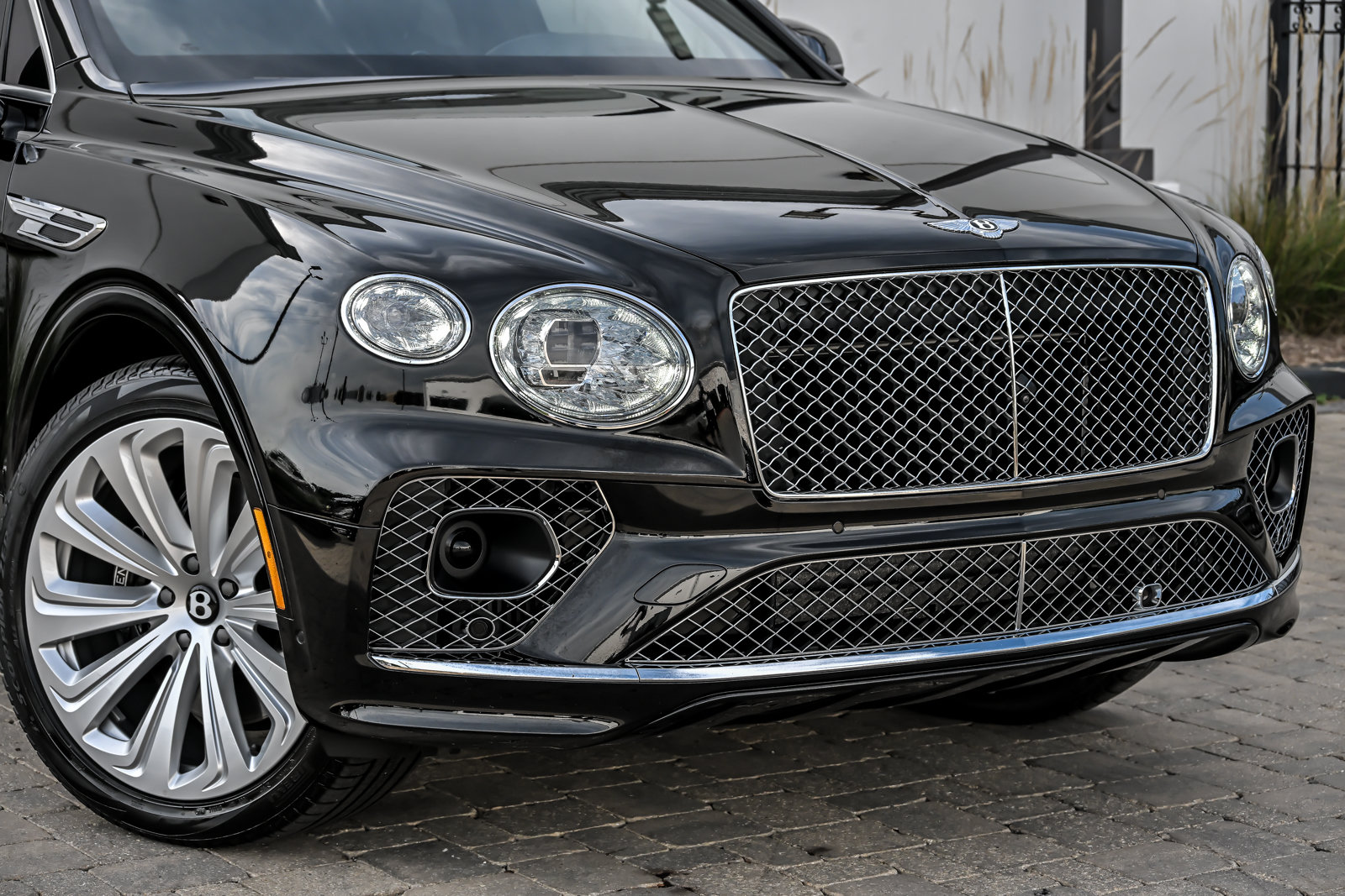 Certified 2023 Bentley Bentayga Plug-In Hybrid AWD/4WD image 2