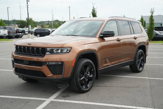 New 2026 Jeep Grand Cherokee L Limited w/ Limited Altitude Package AWD/4WD image 3
