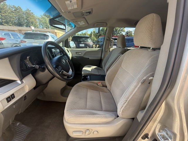 Used 2017 Toyota Sienna LE image 9