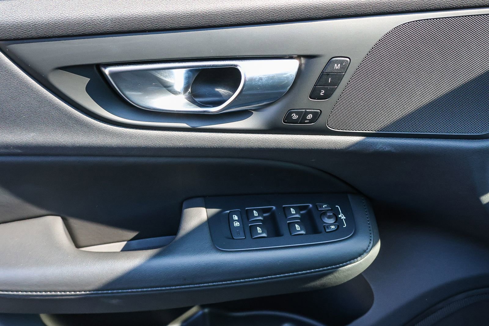 Used 2025 Volvo V60 B5 Cross Country Plus image 31