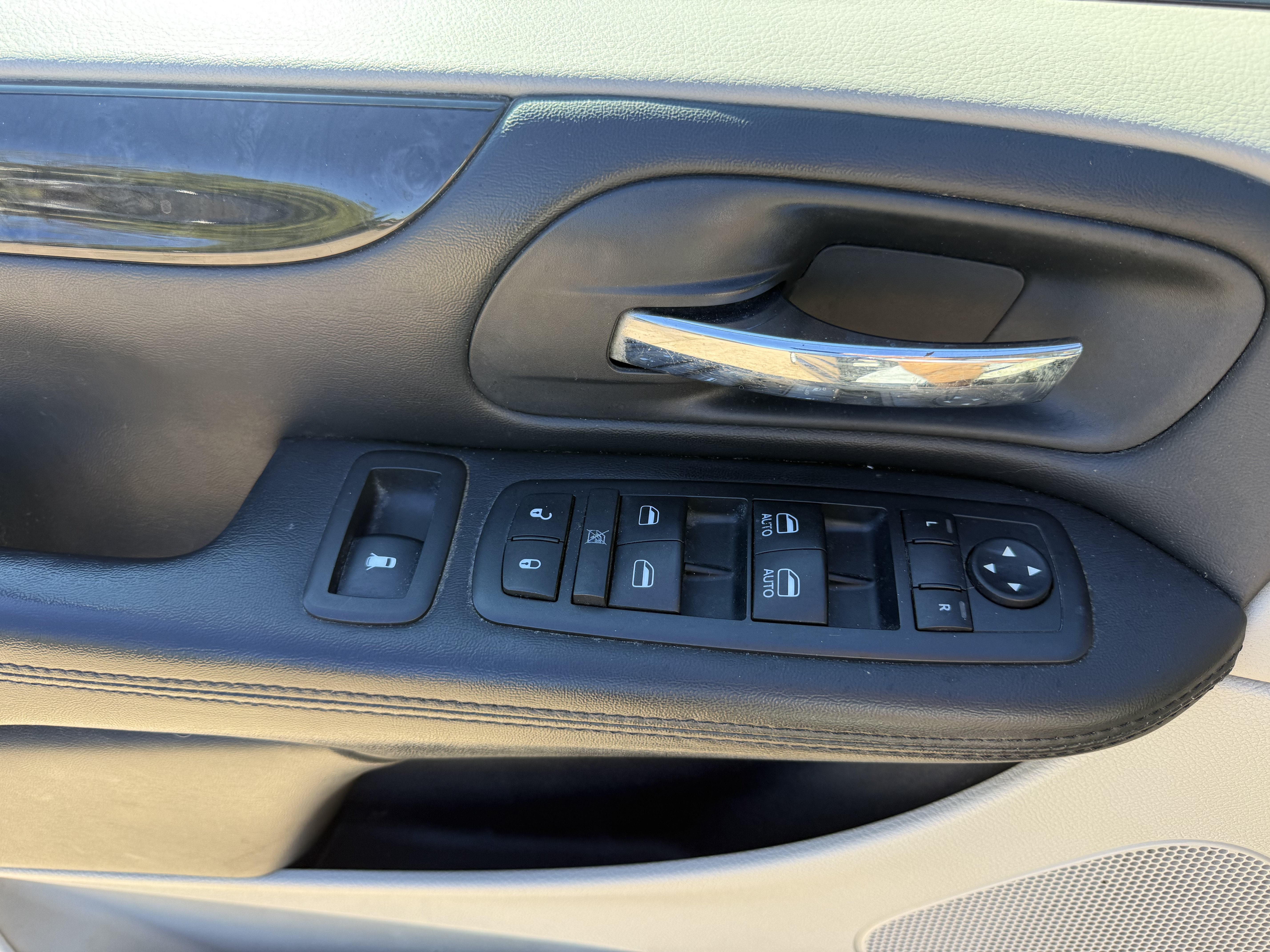 Used 2013 Dodge Grand Caravan SXT FWD image 24