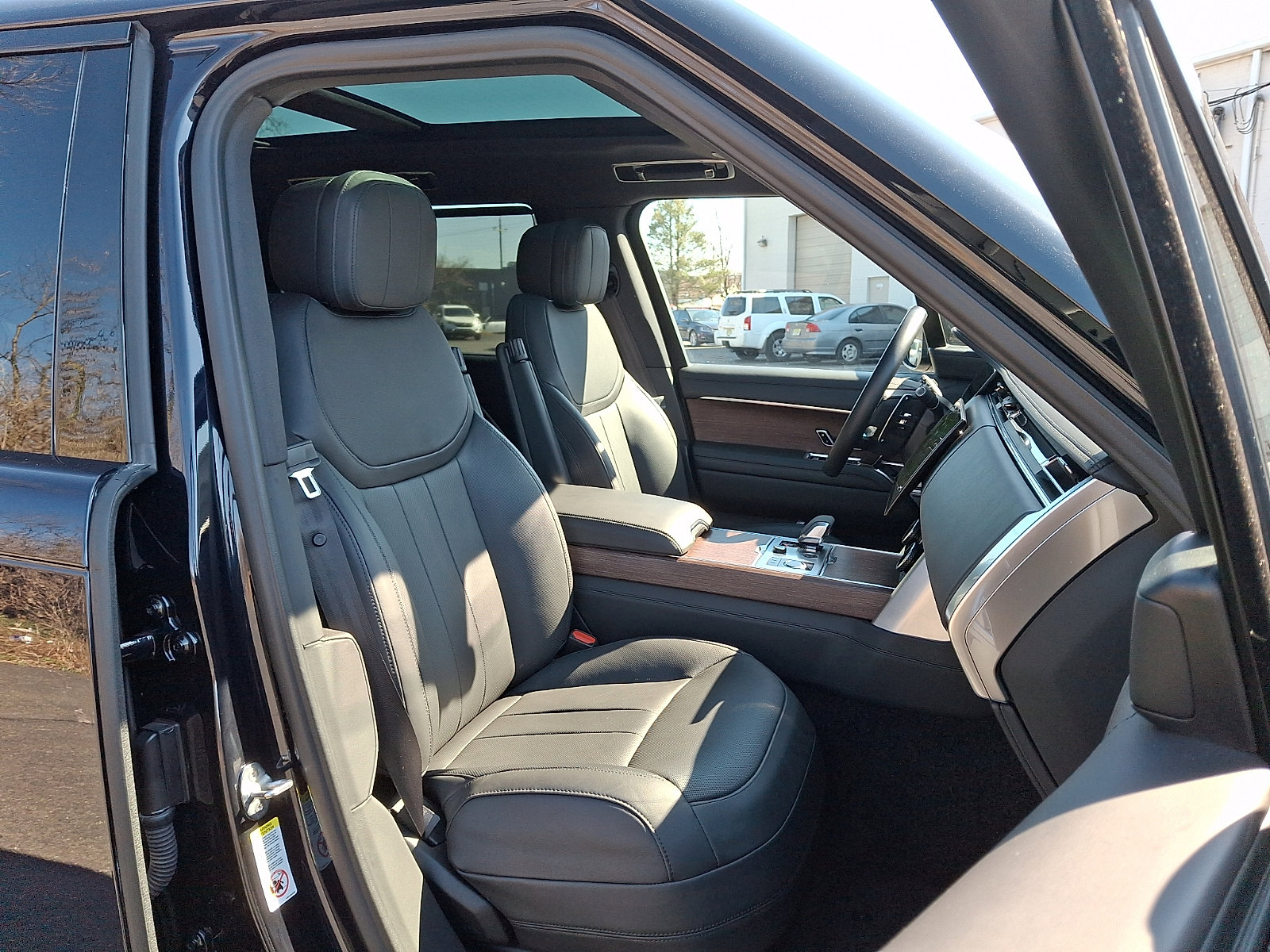 Used 2023 Land Rover Range Rover Long Wheelbase SE image 3