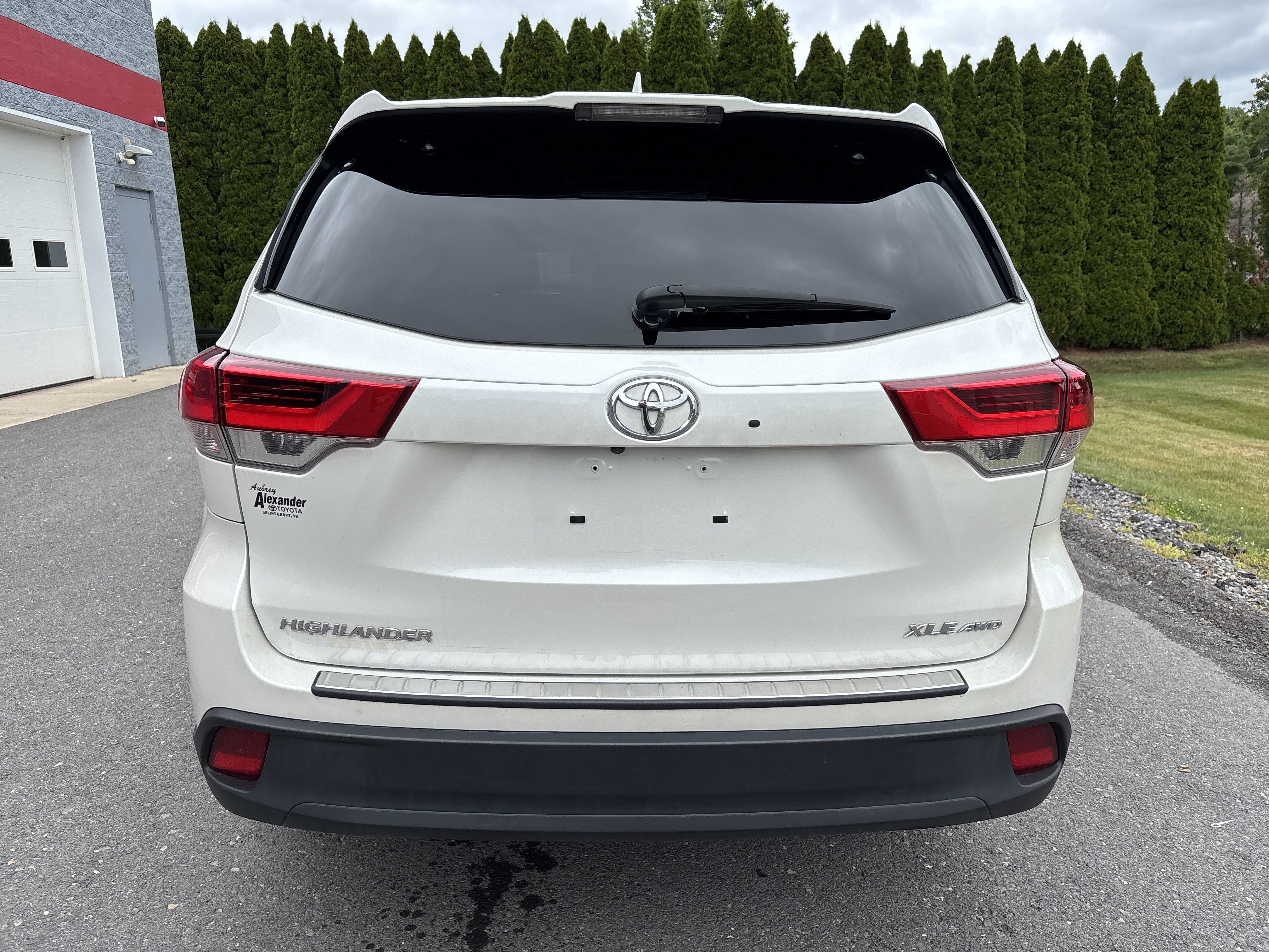 Used 2019 Toyota Highlander XLE AWD/4WD image 4