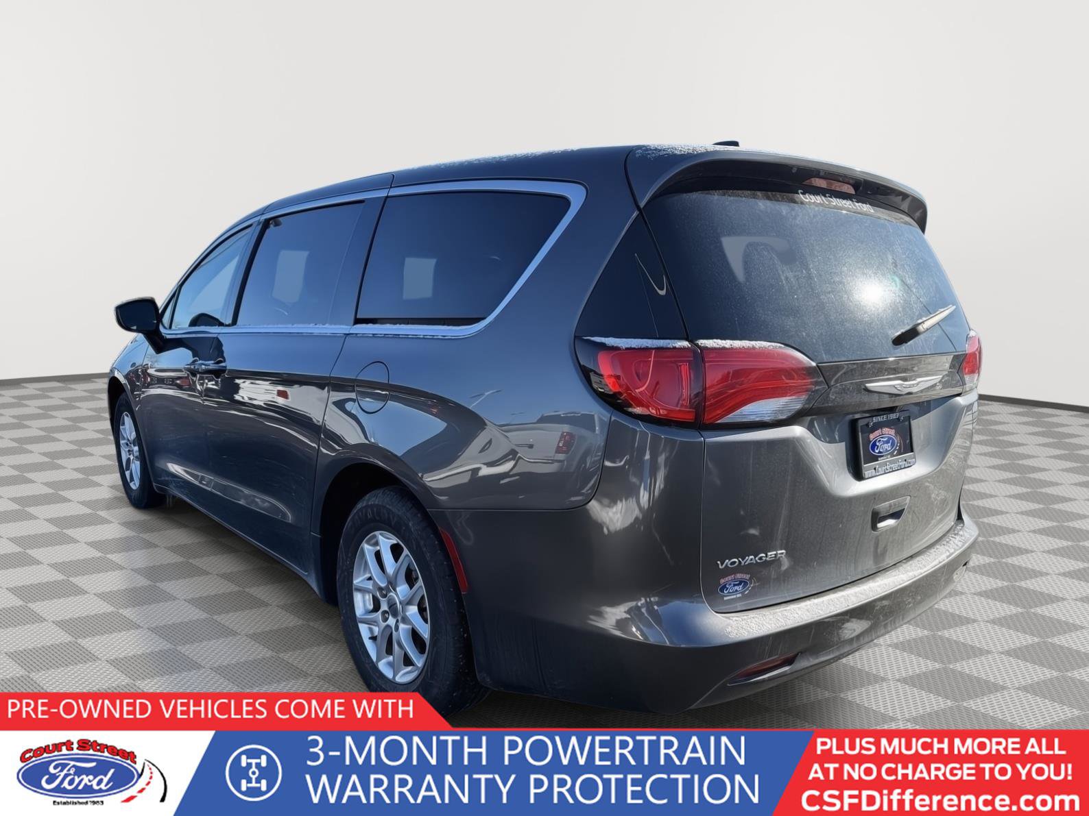 Used 2023 Chrysler Voyager LX image 6