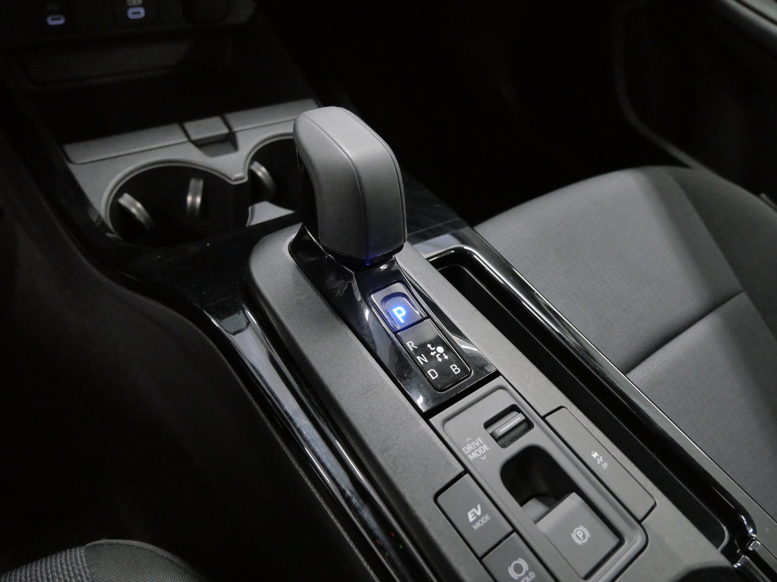 Used 2025 Toyota Prius LE image 25