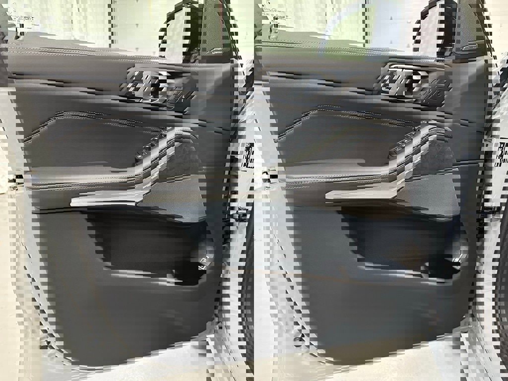 Used 2026 BMW X5 xDrive50e image 8