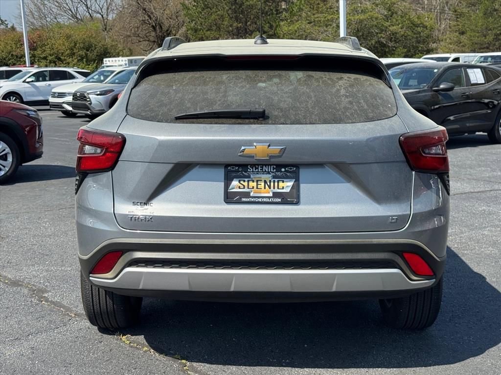 Used 2024 Chevrolet Trax LT w/ LPO, Blackout Package FWD image 4