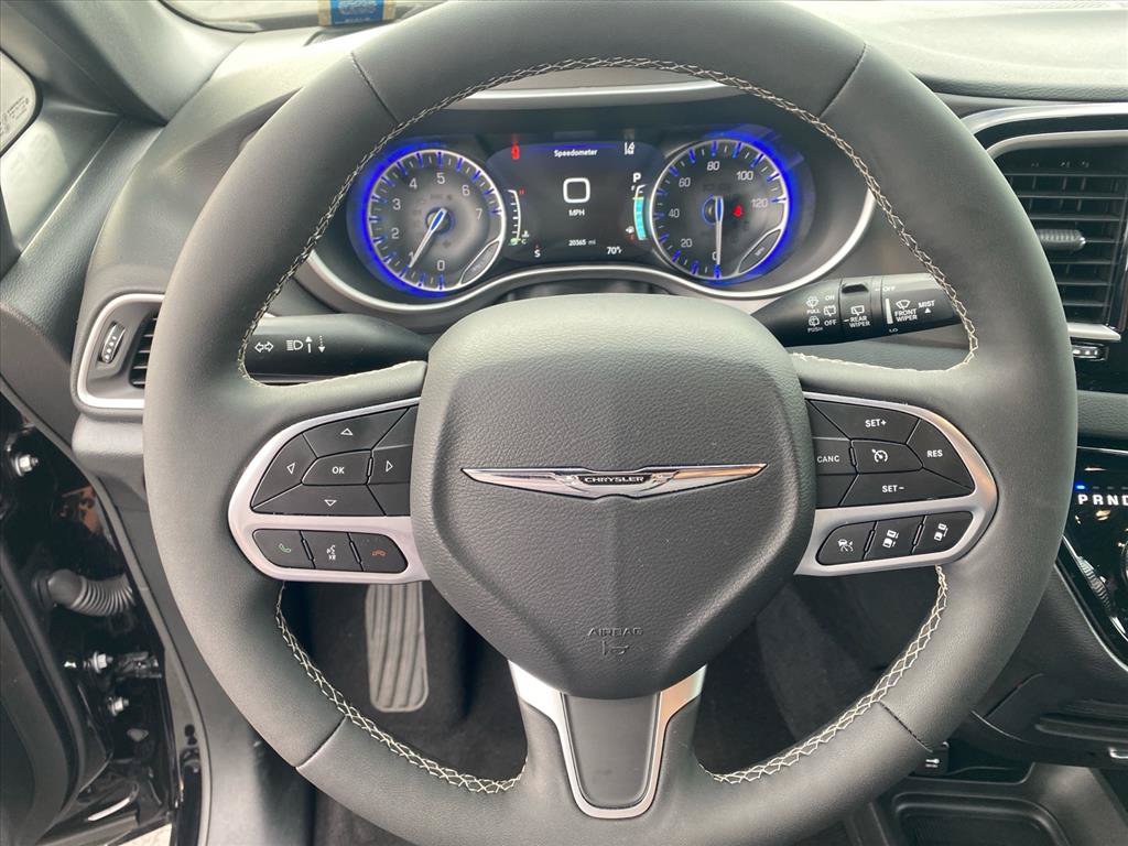 Used 2026 Chrysler Pacifica Select FWD image 10