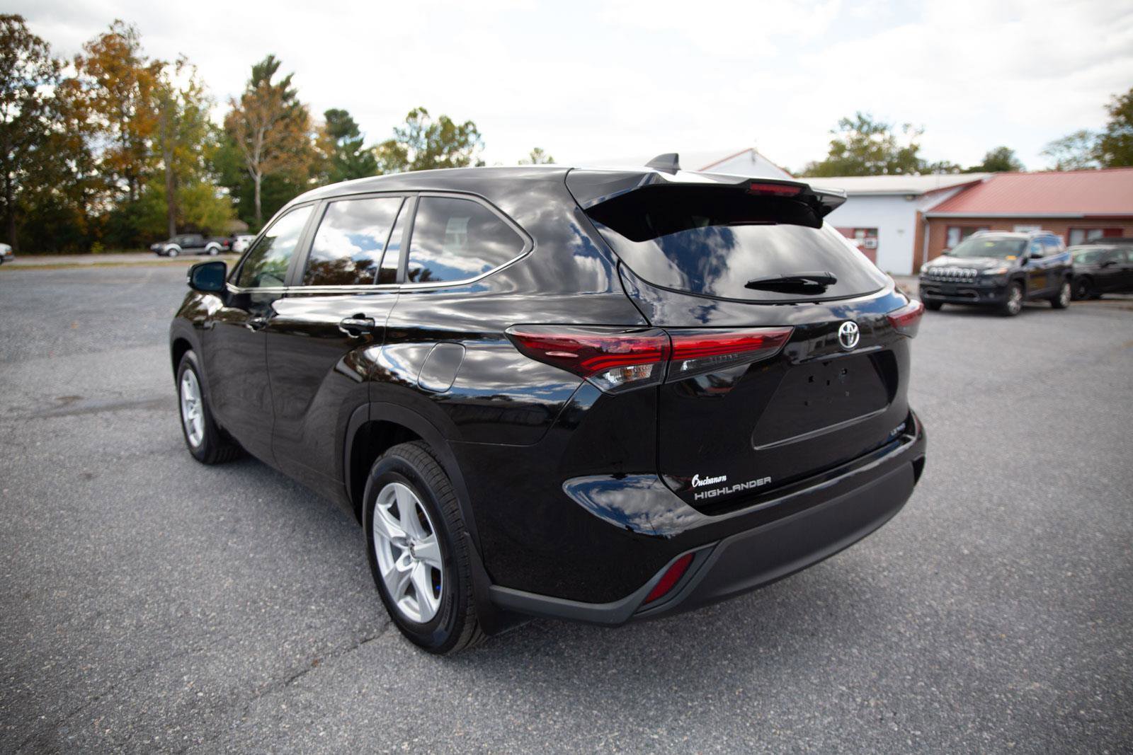 Used 2024 Toyota Highlander LE image 5