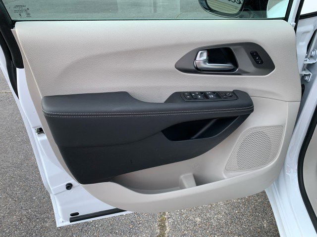 Used 2024 Chrysler Pacifica Touring-L image 21