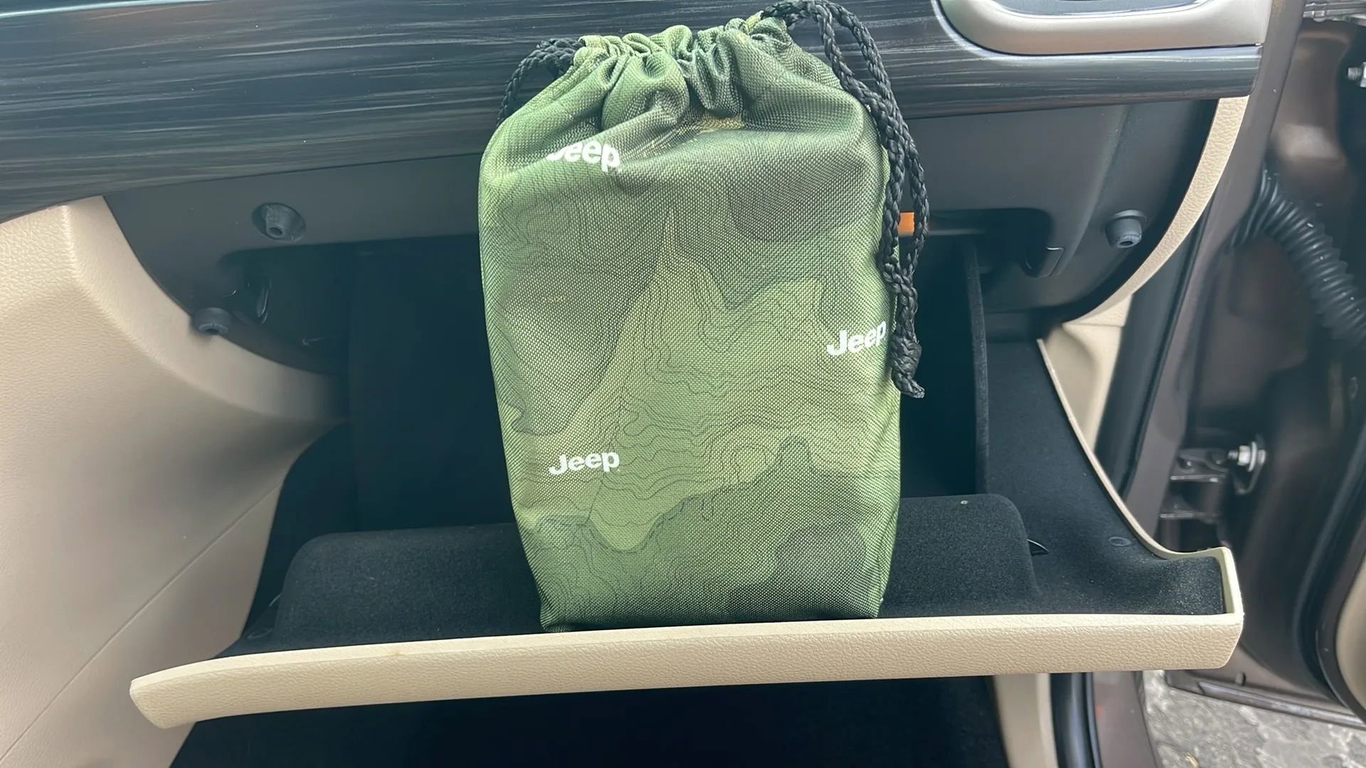 Used 2021 Jeep Grand Cherokee Laredo image 26