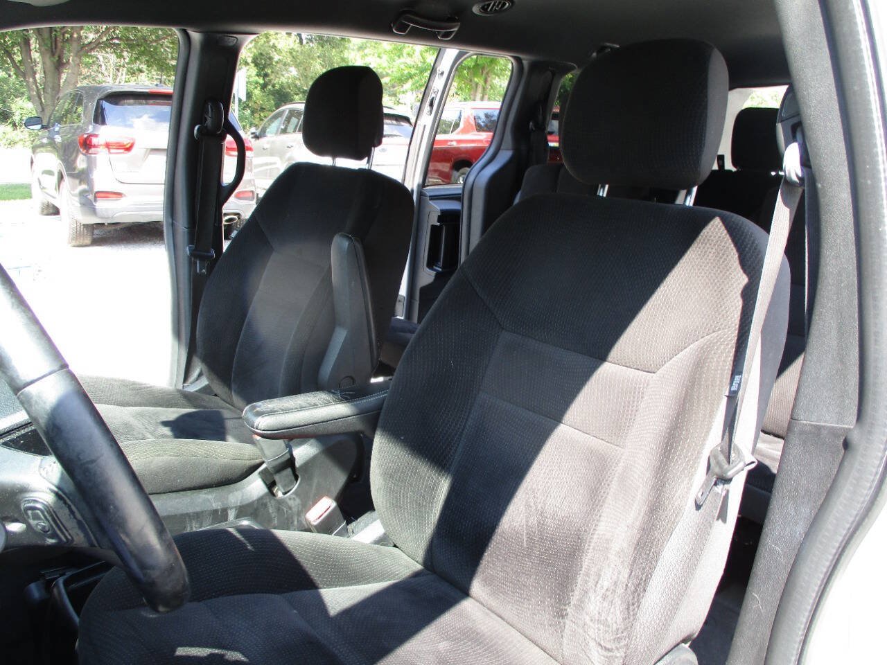 Used 2018 Dodge Grand Caravan SE FWD image 18