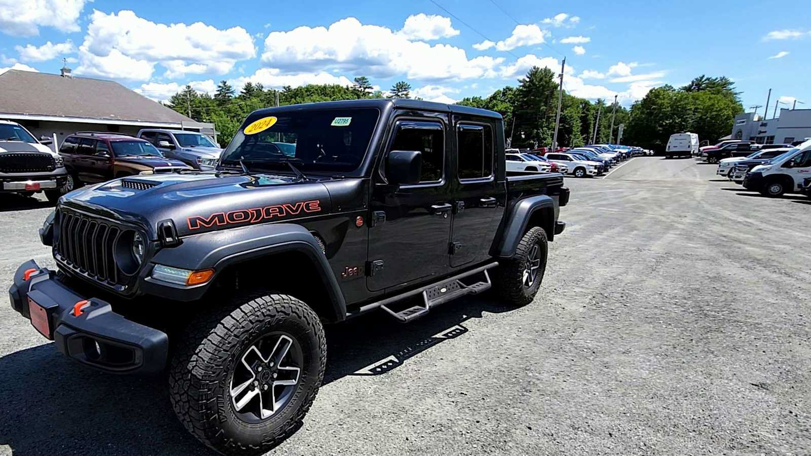 Used 2024 Jeep Gladiator Mojave w/ Convenience Group AWD/4WD image 4