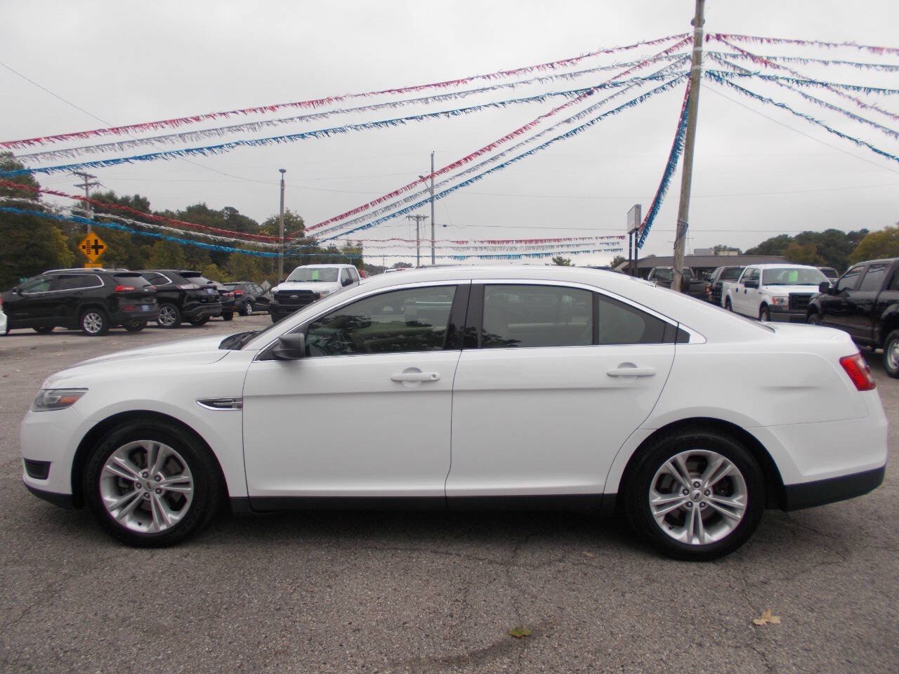 Used 2016 Ford Taurus SE FWD image 19