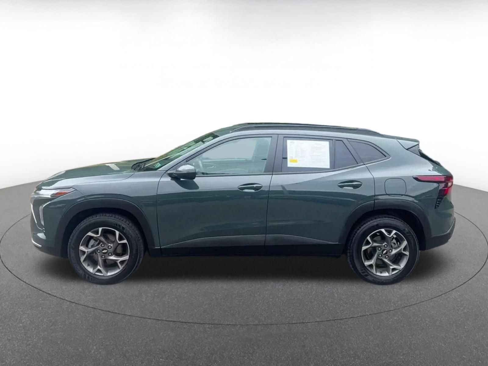 Used 2025 Chevrolet Trax LT w/ LT Convenience Package FWD image 8