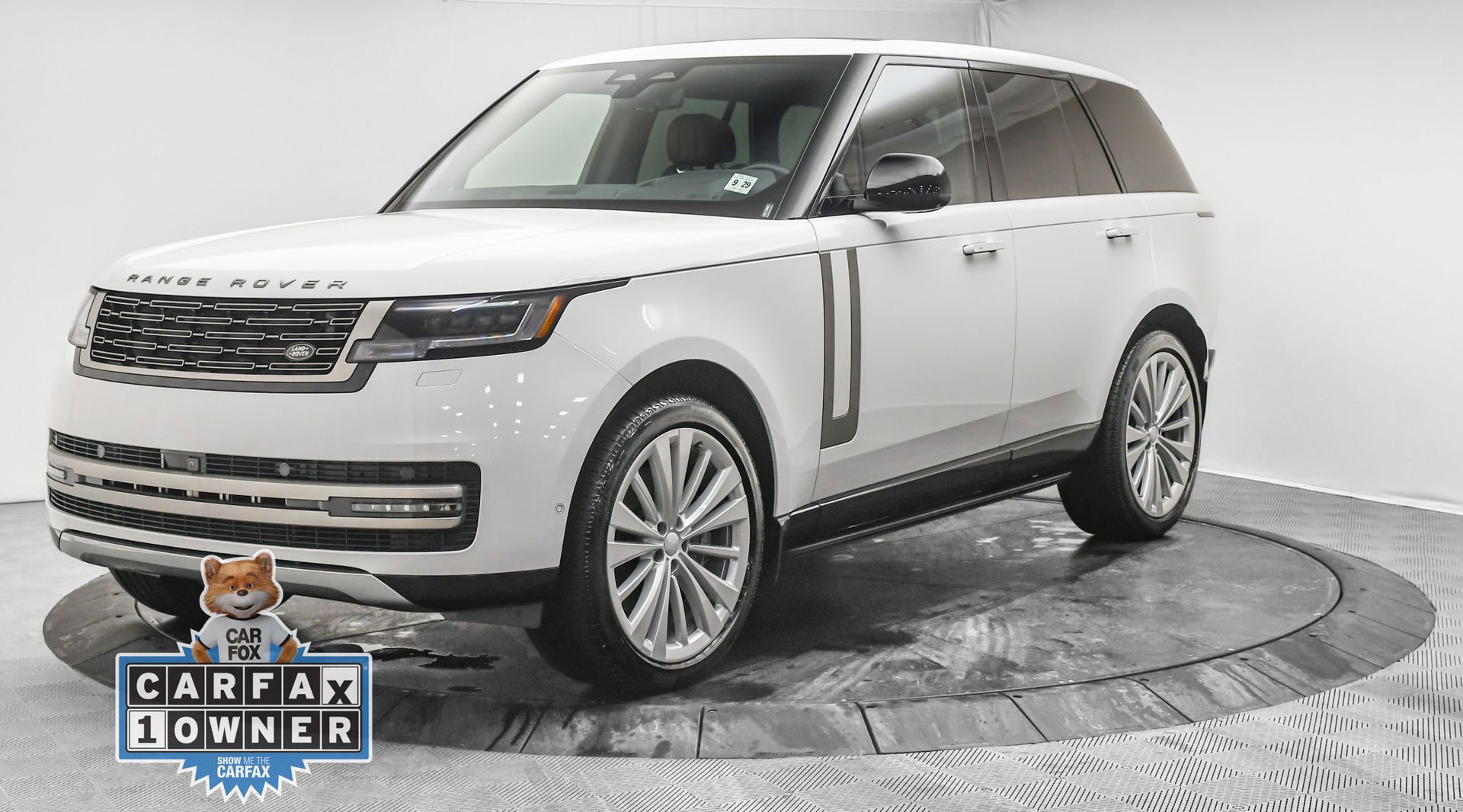 Used 2025 Land Rover Range Rover SE AWD/4WD image 3