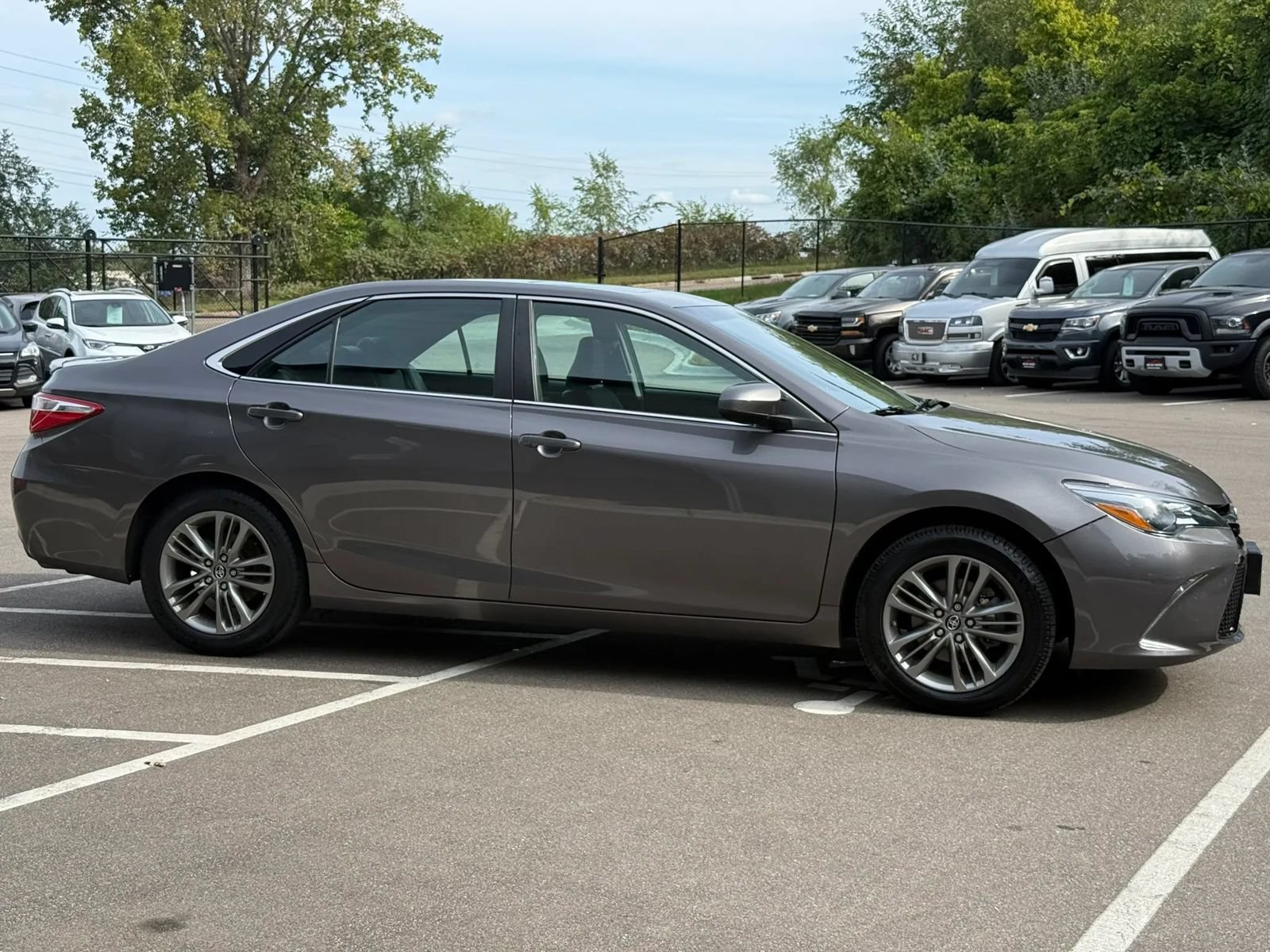 Used 2017 Toyota Camry SE w/ Moonroof Package FWD image 6
