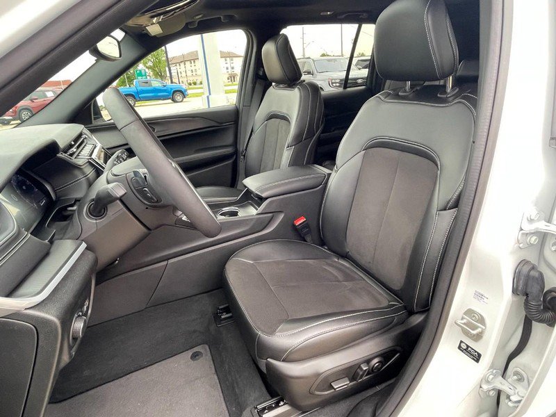 Used 2024 Jeep Grand Cherokee Altitude AWD/4WD image 19
