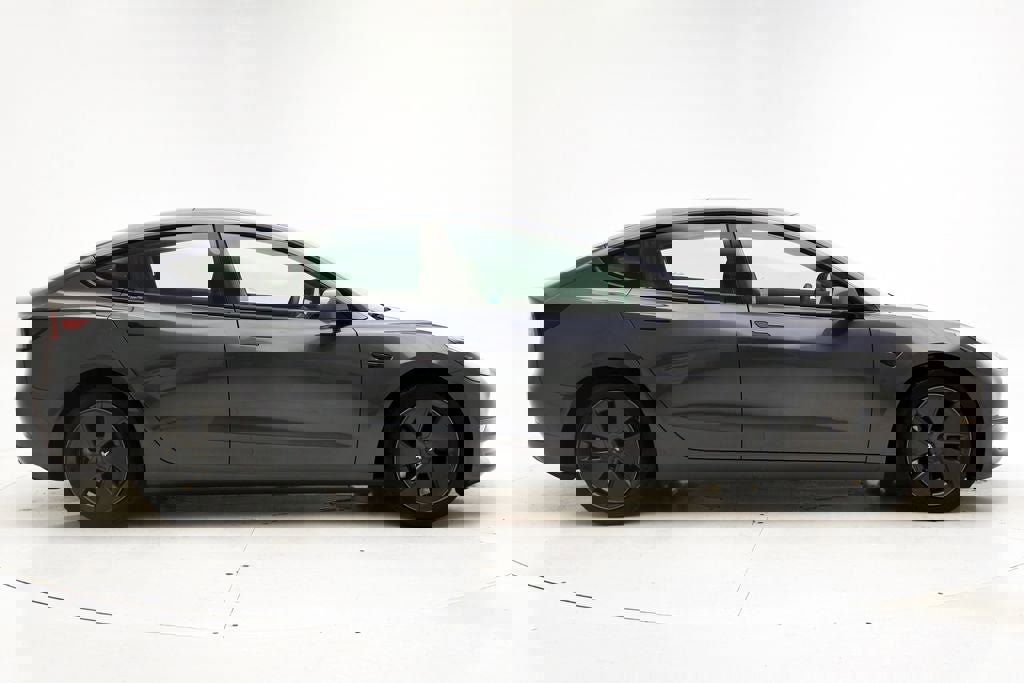 Used 2023 Tesla Model 3 Standard Range image 3