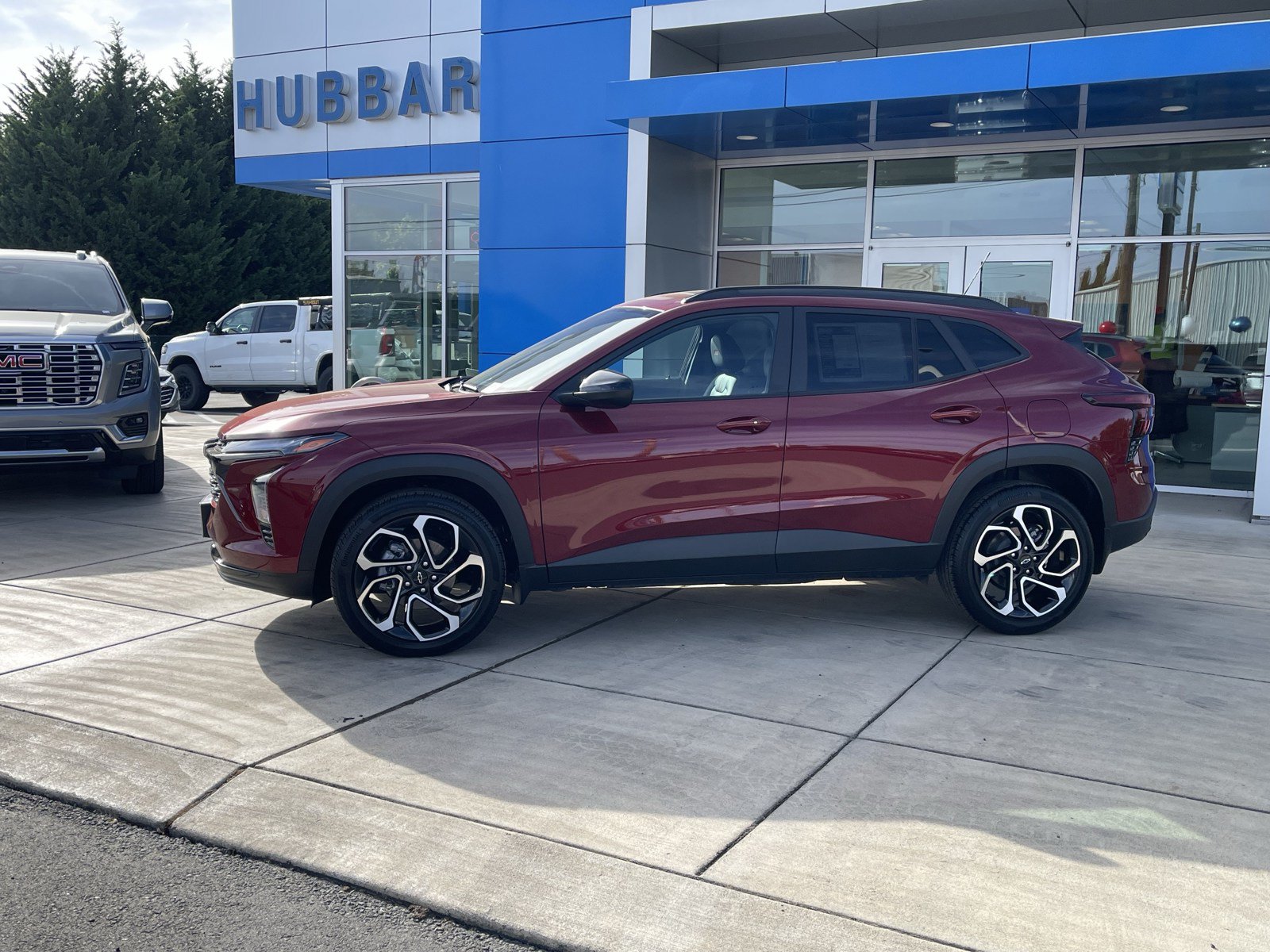 Used 2024 Chevrolet Trax RS w/ Sunroof Package FWD image 2