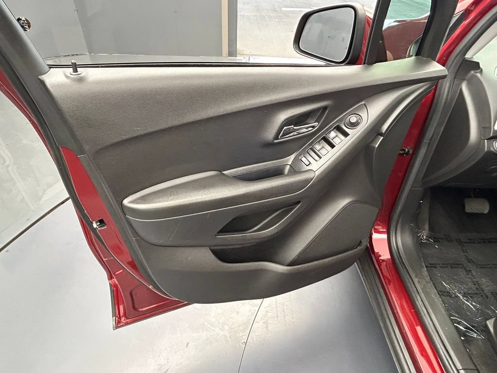 Used 2021 Chevrolet Trax LT w/ LT Convenience Package FWD image 40