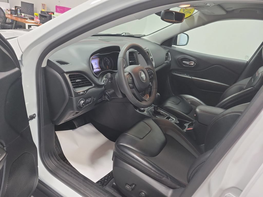 Used 2023 Jeep Cherokee Trailhawk AWD/4WD image 31