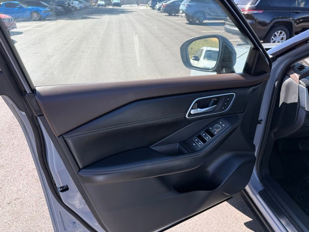 Used 2023 Nissan Rogue Platinum w/ Platinum Premium Package image 9