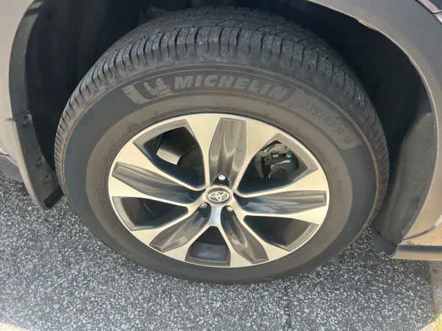 Used 2021 Toyota Highlander XLE FWD image 5